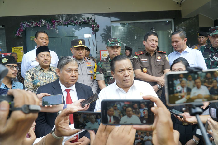 Pelaksana tugas (Plt) Gubernur Riau (Gubri) bersama jajaran Forkopimda Riau melakukan peninjauan ke sejumlah gereja dan juga pos pengamanan yang ada di Kota Pekanbaru, Rabu (24/12/2025).