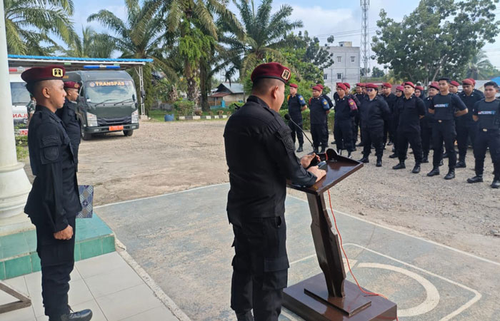 Kepala Rutan Kelas IIB Rengat, Dedy Irawan AMd IP SH MH saat memimpin apel peengamanan Nataru di halaman Rutan Rengat, Rabu (24/12/2025).