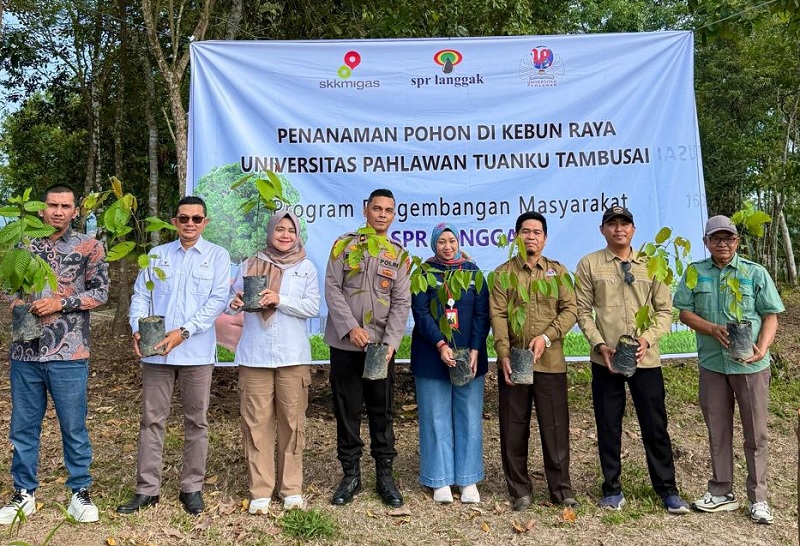 Head of Field Support SPR Langgak, Rafiq Adriansyah (2 kiri), Business Support Manager SPR Langgak (3 kiri),  Senior Analyst Forkom Vallerina (tengah) foto bersama Dr Syamsul Bahri dan Dr Nizar Syarif