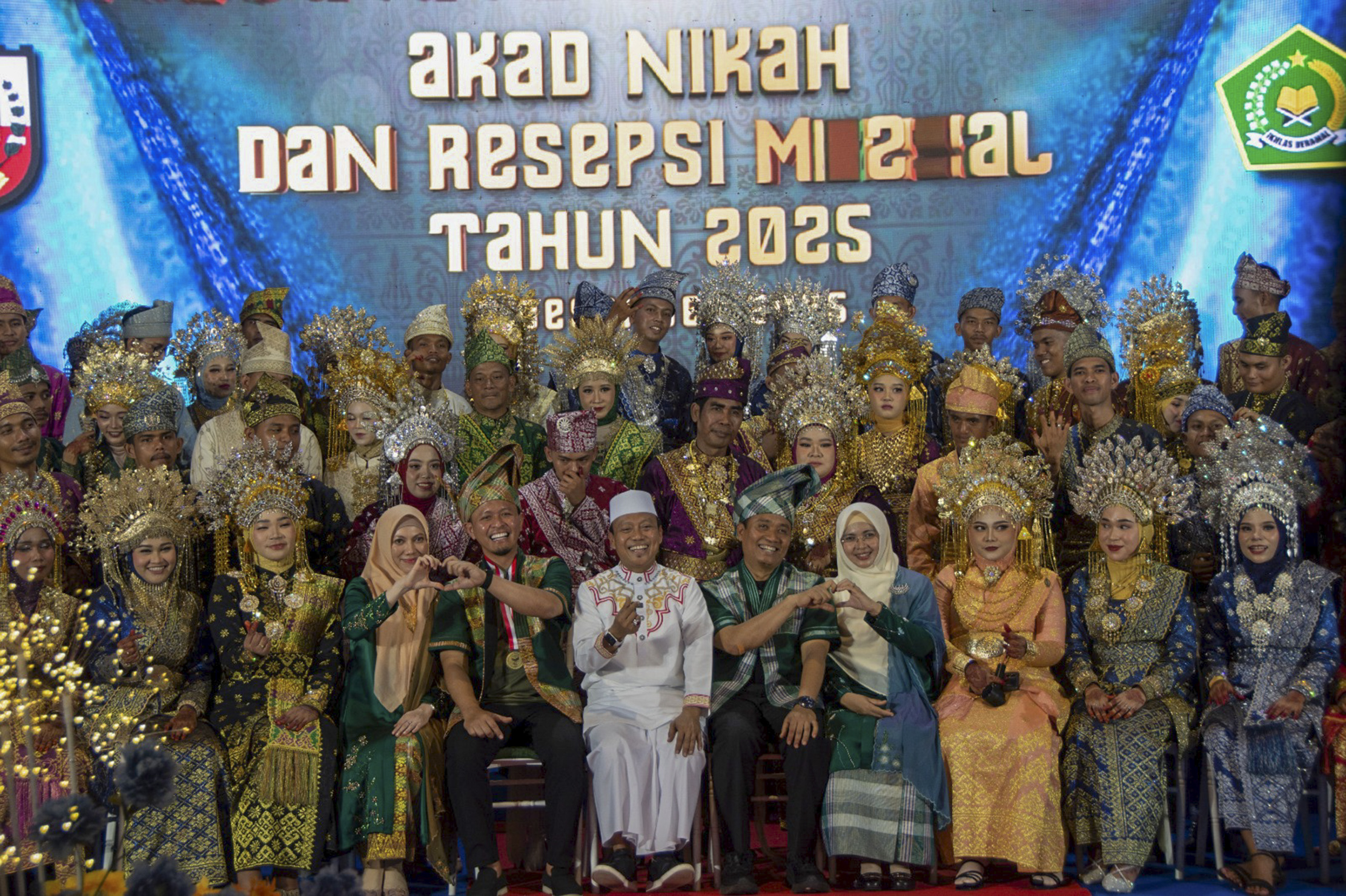 Walikota Pekanbaru H Agung Nugroho didampingi istri  dan  Wakil Walikota Pekanbaru H Markarius Anwar bersama Ustad Da