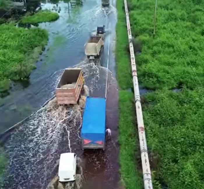 Jalan Nasional Lintas Siak-Tanjung Buton Km 29, Desa Dosan, Kecamatan Pusako, Kabupaten Siak, masih tergenang banjir, Rabu (24/12/2025).