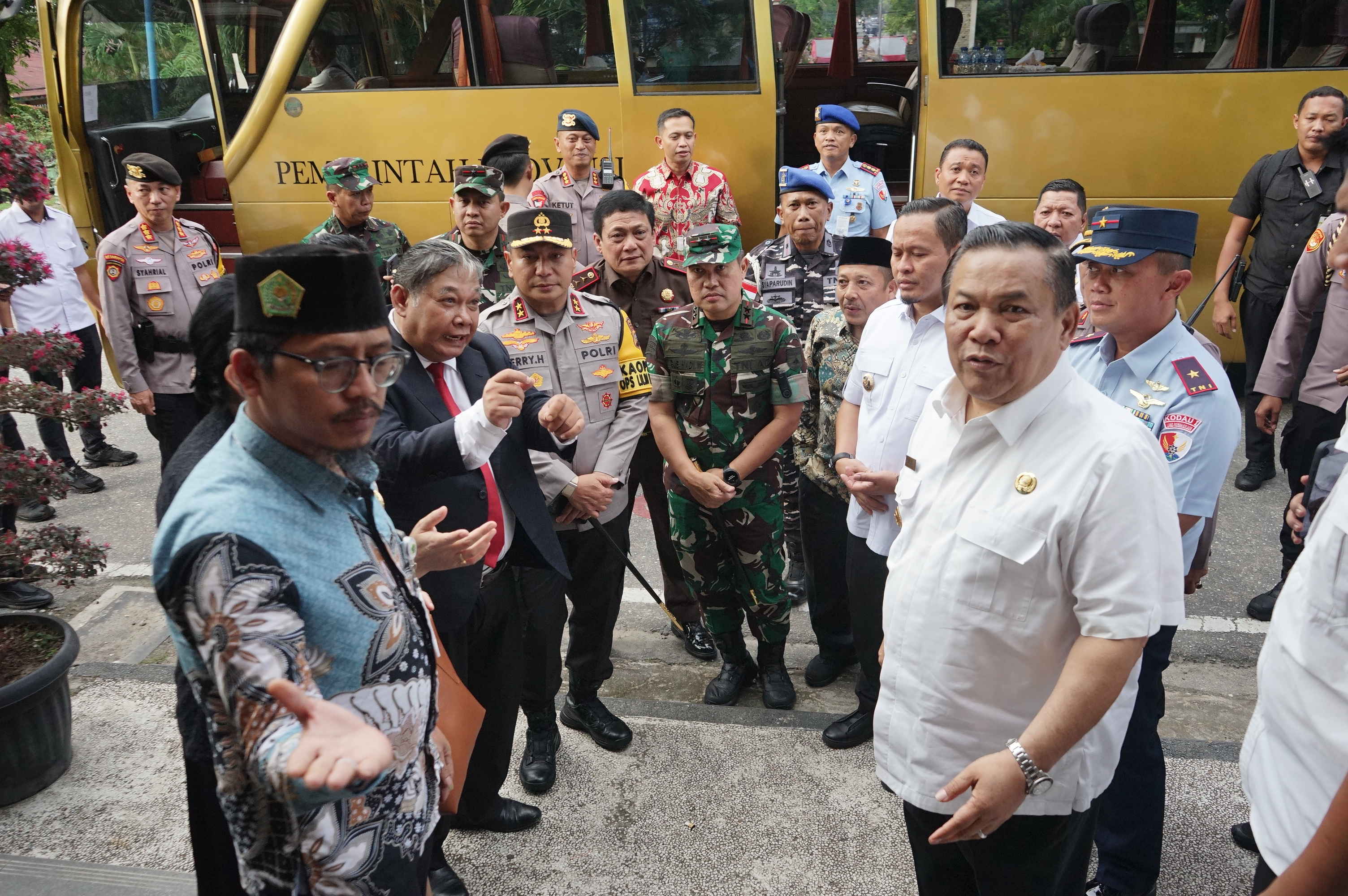 Pj Gubris Sf Hariyanto, Kapolda Riau Irjen Pol Herry Heryawan bersama Pangdam XIX/Tuanku Tambusai Mayor Jenderal TNI Agus Hadi Waluyo serta jajaran forkopimda melakukan tinjauan ke Gereja HKBP Hangtuah Jalan Hangtuah Pekanbaru, Rabu (24/12/2025).