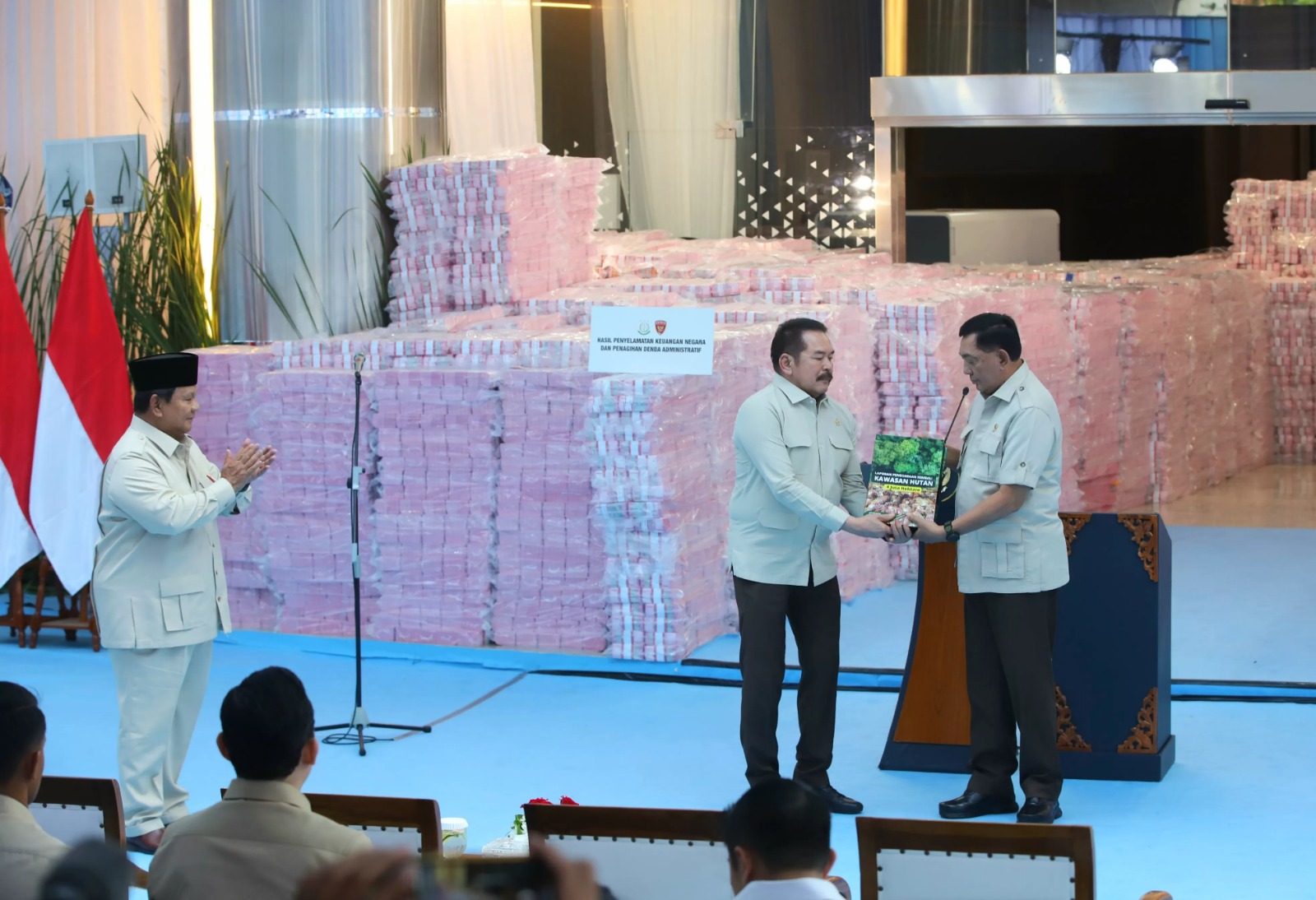 Presiden Prabowo Subianto dan Jaksa Agung ST Burhanudin melihat tumpukan uang yang akan diserahkan ke negara saat ekspose di Gedung Utama Kompleks Kejaksaan Agung Republik Indonesia, Jakarta, Rabu (24