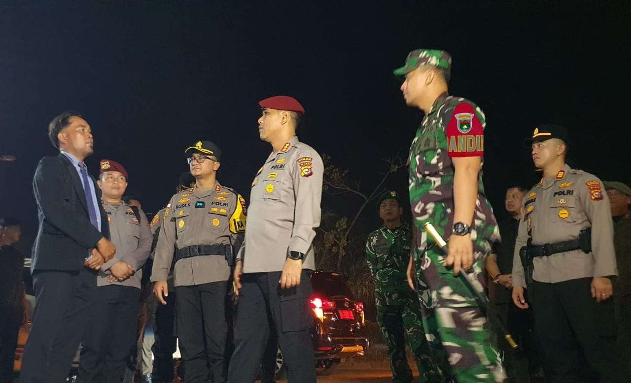 Tim gabungan TNI/Polri bersama Pemerintah Kecamatan Mandau melakukan patroli di wilayah Kecamayan Mandau pada, Rabu (24/12/2025) malam.