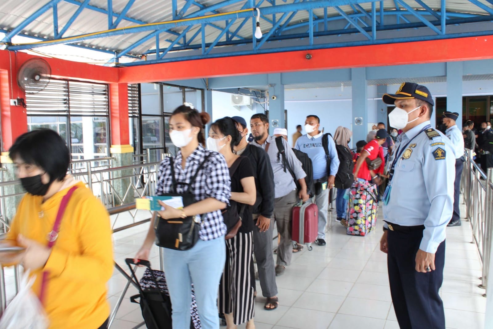 Petugas Imigrasi melakukan pemeriksaan pasport penumpang yang akan melakukan perjalanan ke luar negeri.