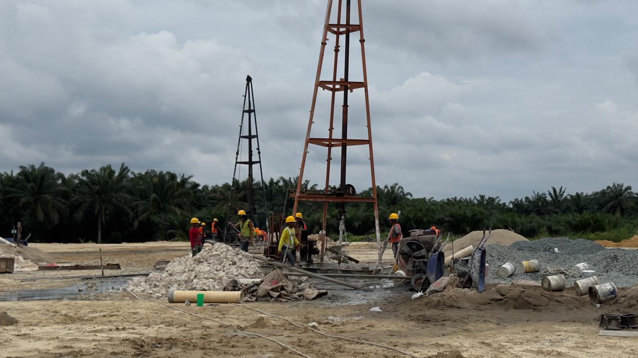 Tim PLN (Persero) Unit Induk Pembangunan Sumatera Bagian Tengah (UIP Sumbagteng) saat pembangunan Gardu Induk (GI) Sorek di Kabupaten Pelalawan, baru-baru ini.