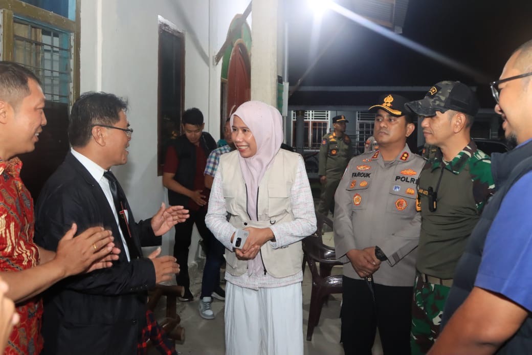 Wabup Inhil Hj Yuliantini bersama Ketua DPRD Iwan Taruna, Kapolres AKBP Farouk Oktora dan Dandim Letkol Arm Wahib Mustofa Fathurrahman meninjau perayaan natal di Kota Tembilahan, Rabu (24/12/2025).