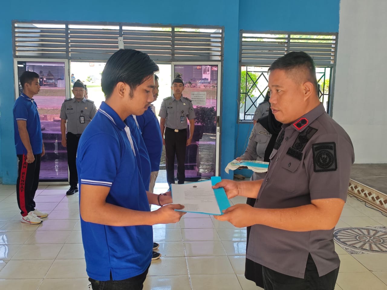 Kepala Rutan Kelas IIB Rengat, Dedy Irawan AMd IP SH MH menyerahkan remisi secara simbolis, Kamis (25/12/2025)