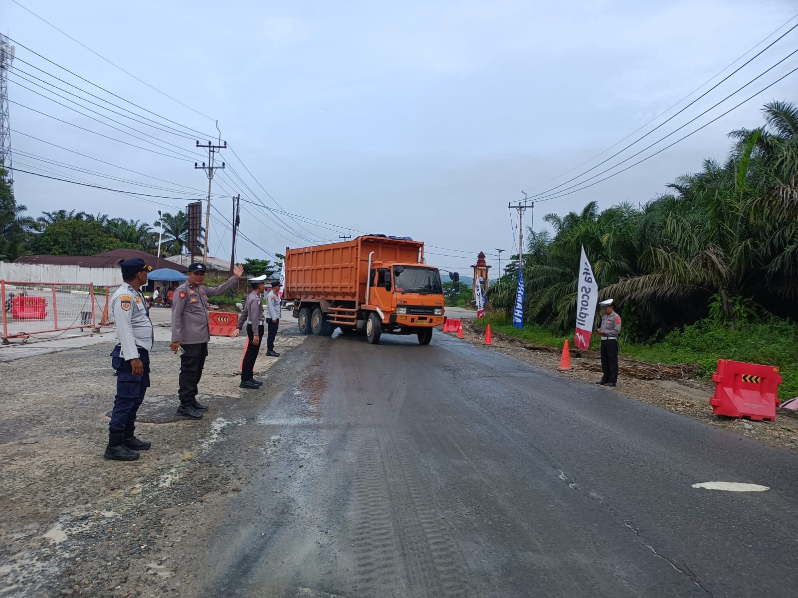 Personel Dishub bersama tim gabungan mengatur arus lalu lintas di Posko Pengamanan Nataru XIII Koto Kampar, Kabupaten Kampar, Kamis (25/12/2025).