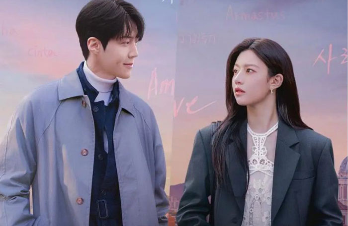 Scene drama Can This Love Be Translated? dijadwalkan tayang perdana pada 16 Januari 2026 mendatang di Netflix, menampilkan Kim Seon Ho dan Go Youn Jung.