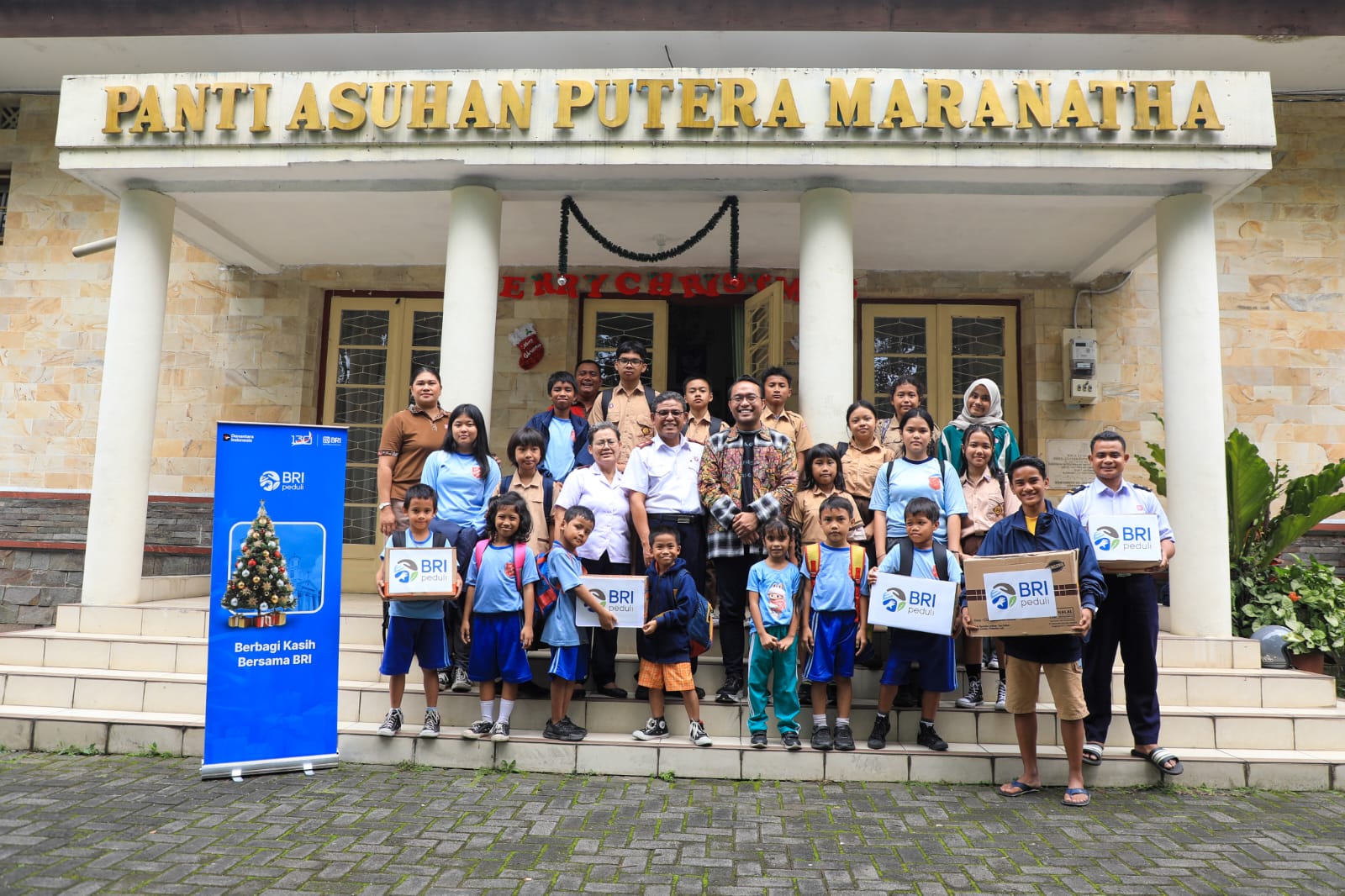 BRI Peduli menyalurkan 10.500 paket sembako di berbagai daerah untuk memaknai Natal 2025 dan memperkuat solidaritas sosial.