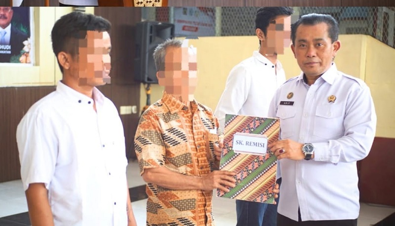 Kalapas Telukkuantan, Arip Hardian menyerahkan remisi khusus Natal 2025 pada warga binaan, Kamis (25/12/2025).