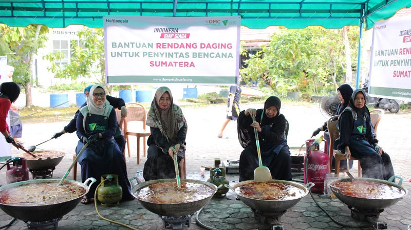 Ibu-ibu jemaah Masjid Al-Anshor memasak rendang dengan penuh semangat dan keikhlasan untuk membantu korban bencana di Aceh Tamiang,