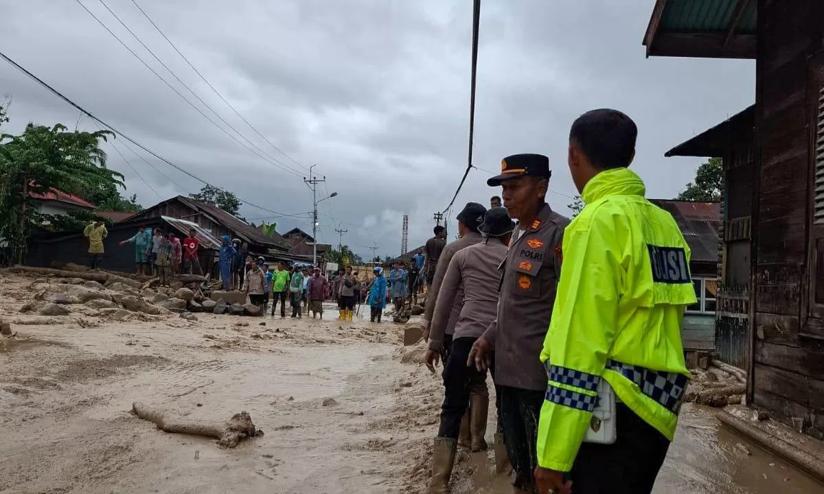 Muaro Pisang, Nagari Maninjau, Kecamatan Tanjung Raya, Kabupaten Agam ditutupi lumpur akibat banjir bandang, Kamis (25/12/2025).