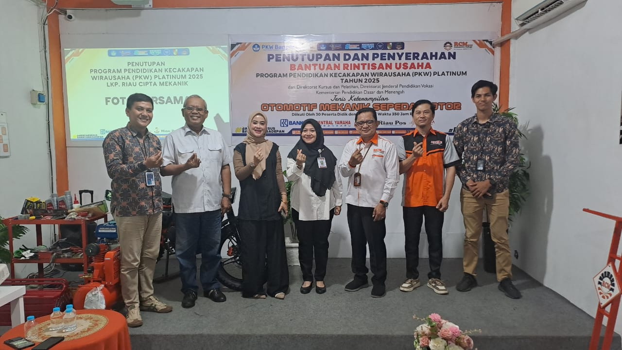 Penutupan dan penyerahan bantuan peralatan  rintisan usaha kepada peserta PKW di aula LPPT RCM Pekanbaru, Rabu (24/12/2025).