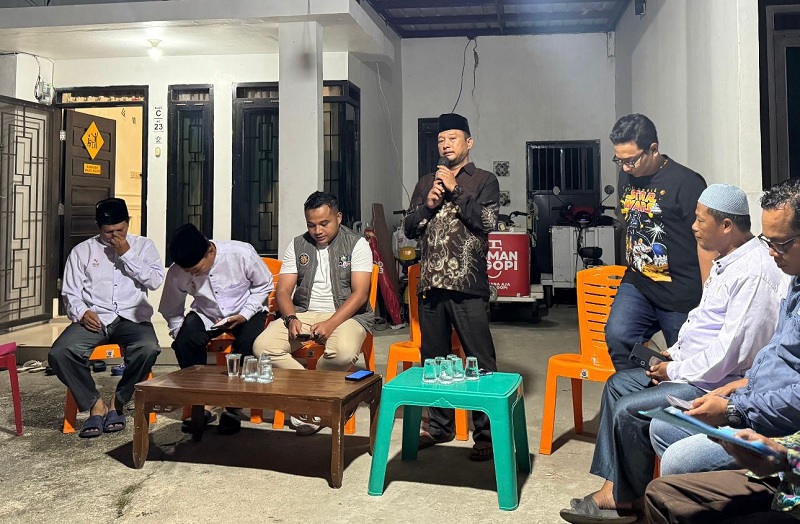 Camat Bukit Raya Tengku Ardi Dwisasti SSTp Msi (tengah) saat menghadiri silaturahmi bersama warga Perumahan Griya Mahoni Asri, Kelurahan Simpang Tiga, Bukit Raya, Pekanbaru, Jumat (26/12/2025).