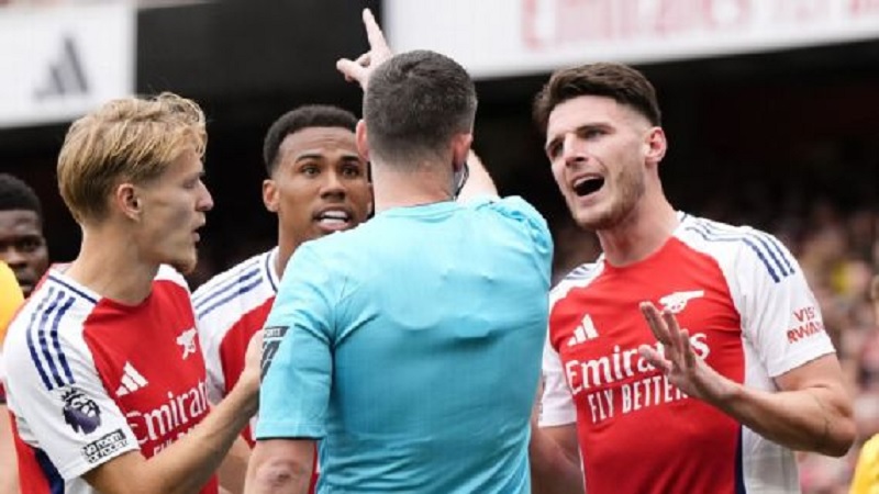 Declan Rice diusir keluar lapangan saat melawan Brighton, Agustus tahun lalu. )