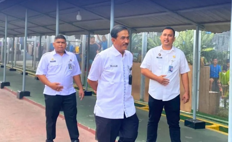 Kepala Kanwil Ditjenpas Riau Maizar (depan) saat meninjau Lapas Pekanbaru,