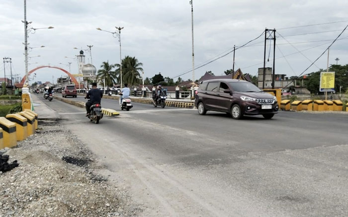Arus lalu lintas di Jembatan Sungai Batang Lubuh I Pasirpengaraian resmi dibuka, terlihat mobil pribadi dan kendaraan melintas di jalur tengah, Jumat (26/12/2025).
