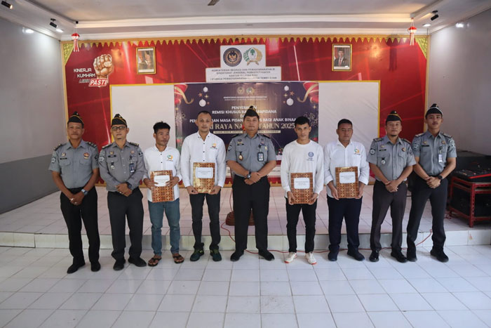 Perwakilan WBP Lapas Kelas IIA Tembilahan menerima remisi Hari Raya Natal di Aula Lapas Tembilahan, Kamis (25/12/2025).