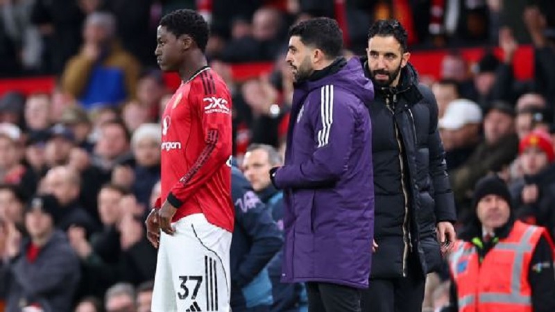 Kobbie Mainoo jarang mendapatkan kesempatan bermain di tim utama Manchester United musim ini.