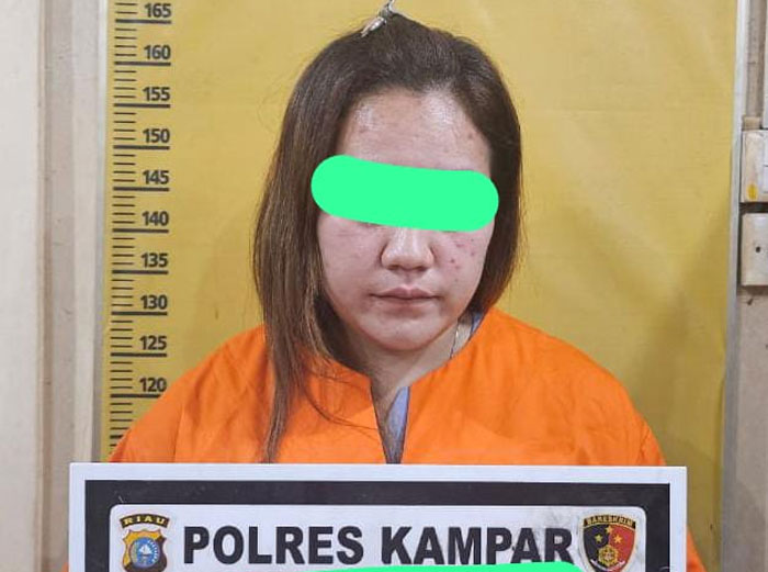 Unit PPA Satreskrim Polres Kampar mengamankan seorang wanita muda berinisial TI (25), warga Desa Tanjung Pauh, Kecamatan Singingi Hilir, Kabupaten Kuantan Singingi, Rabu (24/12/2025).