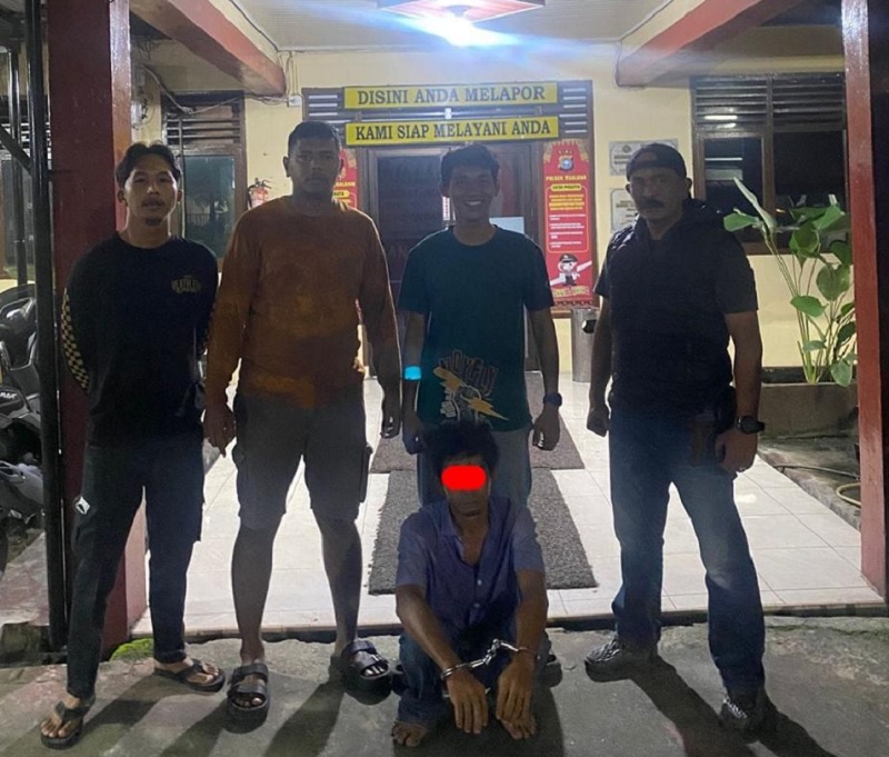 PS (42) terduga pelaku persetubuhan terhadap anak kandung bersama Tim Opsnal di Polsek Tualang, Kabupaten Siak, Rabu (24/12/2025)