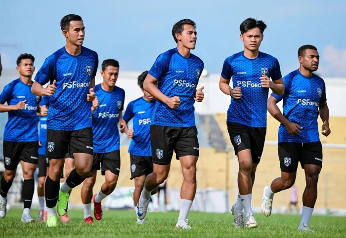 Skuad PSPS Pekanbaru saat menjalani latihan di Stadion Kaharuddin Nasution Rumbai Pekanbaru, baru-baru ini.