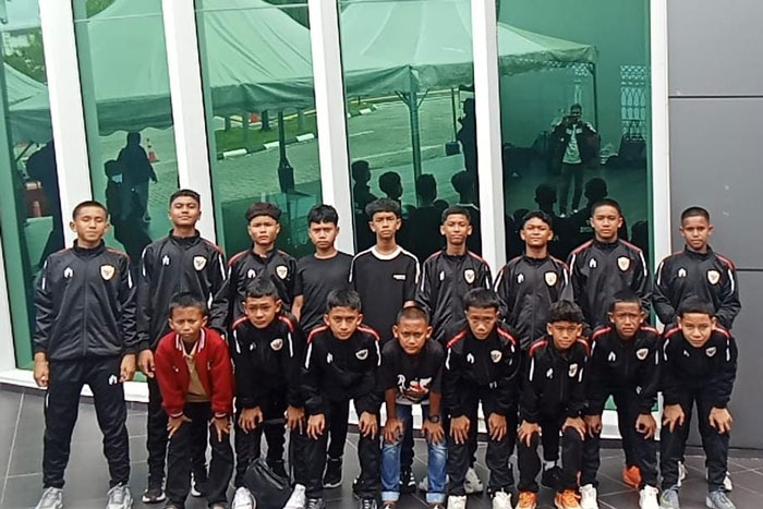 Atlet sepak bola dari SSB Almajidiyah Bagan Batu bersama jelang keberangkatan mengikuti ajang IFFC yang berlangsung di Arena Sukan, Malaysia, baru-baru ini.