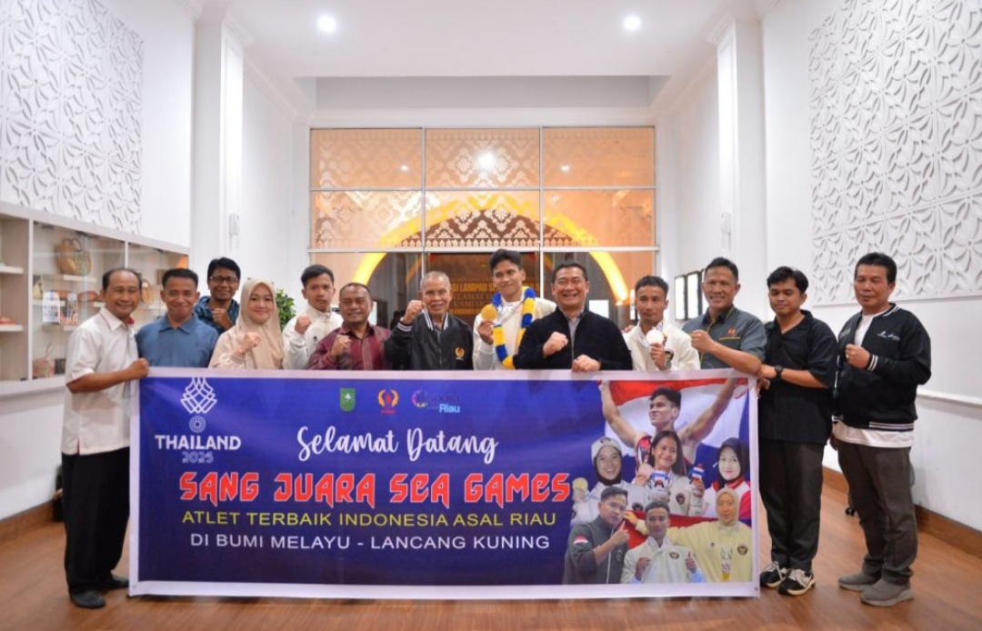 Pesenam Riau peraih medali SEA Games 2025 Abiyu Rafi dan M Aprizal foto bersama Sekdaprov Riau Syahrial Abdi usai penyambutan di VVIP Lancang Kuning Bandara SSK II Pekanbaru, baru-baru ini.
