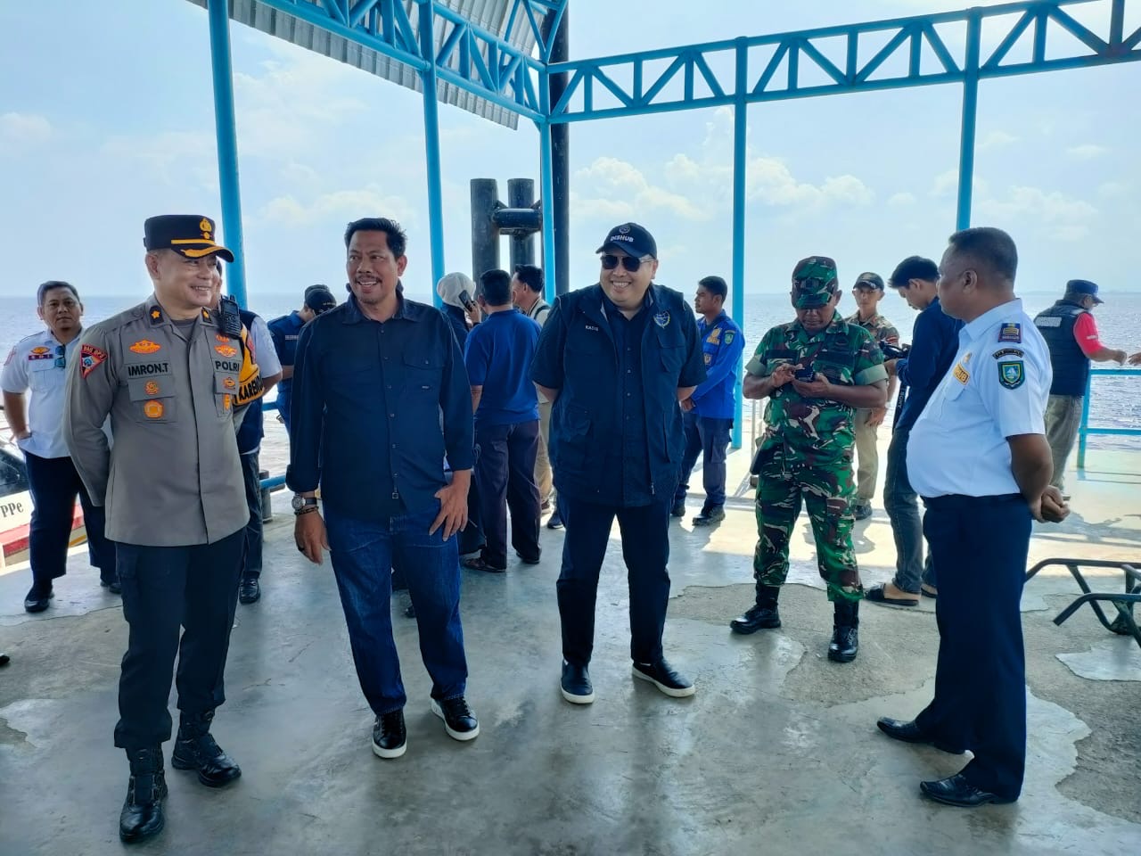 Kadishub Bengkalis Ardiansyah (kacamata hitam) bersama Kapolres meninjau Pelabuhan Bandar Seri Laksamana di Bengkalis, beberapa hari lalu.