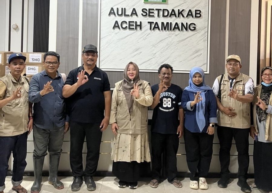 Rombongan Ketua PGRI Bengkalis Peppi Sumanty disambut Bupati Aceh Tamiang dan Wabup Aceh Tamiang, didampingi Kadisdik, Kadisos serta Kepala PUPR Kabupaten Aceh Tamiang, Jumat (26/12/2025).