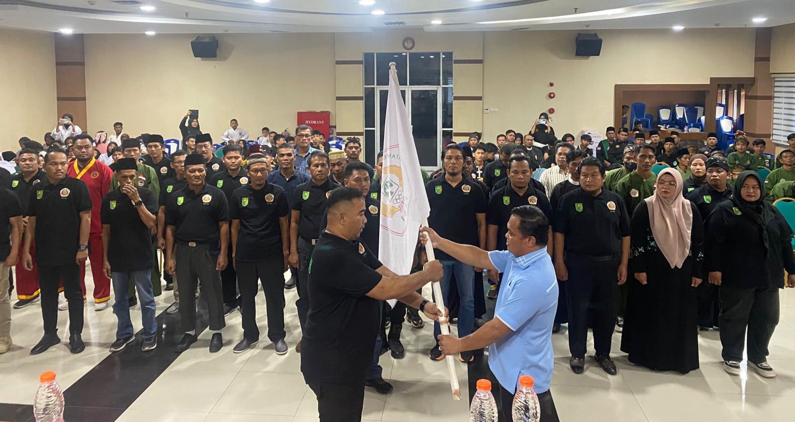 Sekretaris umum IPSI Riau, Doni Samudra menyerahkan bendera petaka IPSI kepada Sunariyo Ningrat sebagai Ketum IPSI Inhu, Sabtu (27/12/2025).