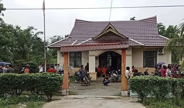 Masyarakat Pesikaian, Cerenti, Kuansing, Riau mendatangi Kantor Desa Pesikaian paska beredar kabar desa mereka bakal jadi tempat relokaso warga TNTN, aksi digelar Sabtu (27/12/2025).