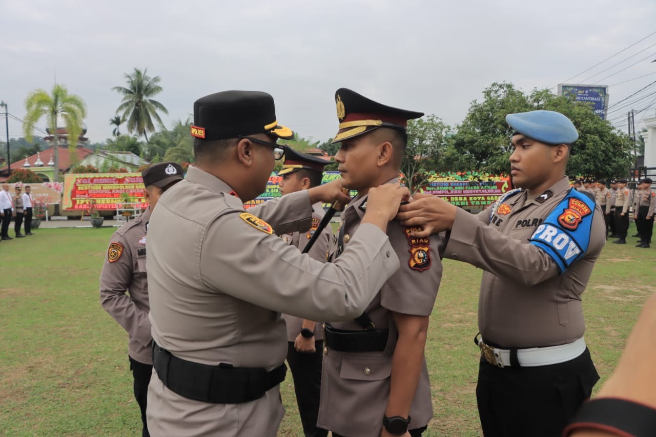 Kapolres Kampar AKBP Boby Putra Ramadhan S memimpin upacara sertijab Wakapolres Kampar dari Kompol Andi Cakra Putra kepada Kompol Rizki Hidayat di Mapolres Kampar, Bangkinang, Sabtu (27/12/2025).