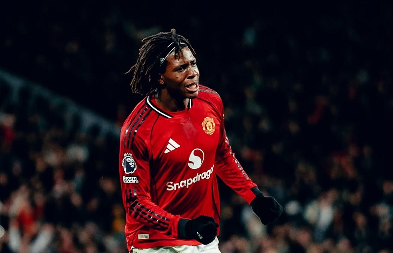 Winger Manchester United Patrick Dorgu melakukan selebrasi usai mencetak gol tendangan voli cantik ke gawang Newcastle United di Okd Traffod.
