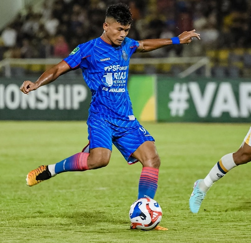 Ilham Fathoni mencetak gol balasan PSPS Pekanbaru saat tertinggal 1-3 dari Persikad Depok dalm l;anjutan LIga 2 di Stadion Kaharuddin Nasution Rumbai Pekanbaru, Sabtu (27/12/2025).