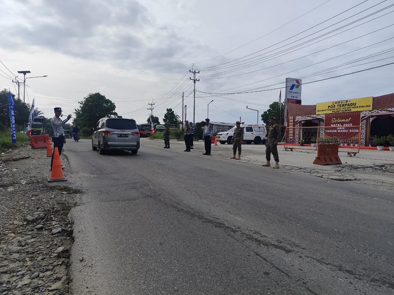 Personel Dishub Kampar bersama tim gabungan saat mengatur arus lalu lintas di posko Nataru XIII Koto Kampar, Kabupaten Kampar, Sabtu (26/12/2025).
