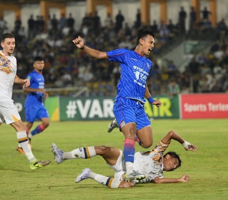 Pemain PSPS Pekanbaru (biru) dijegal pemain Persikad Depok dalam lanjutan Liga 2 di Stadion Kaharuddin Nasution Rumbai, Pekanbaru, Sabtu (27/12/2025). Dalam laga itu PSPS kalah 2-3 di kandang,