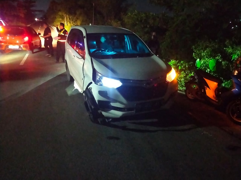 Kecelakaan lalu lintas di Jalan Bima melibatkan kendaraan roda empat dan sepeda motor tepatnya di dekat jembatan depan Toko Bunga Kasih Flower, Kecamatan Bina Widya, Pekanbaru. pada Jumat (26/1