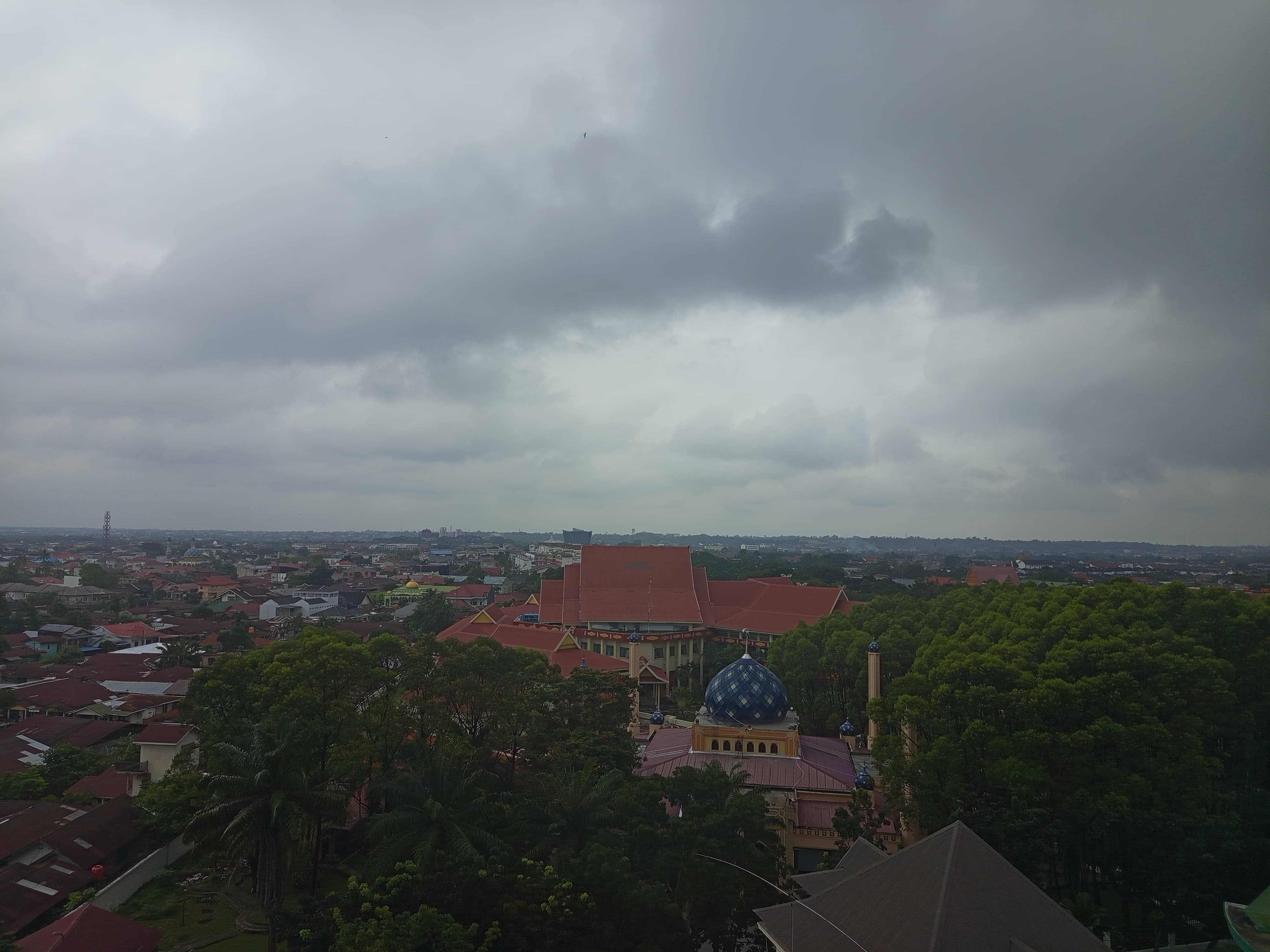 Gumpalan Awan berpotensi hujan di atas langit Kota Pekanbaru, Ahad (28/12/2025).