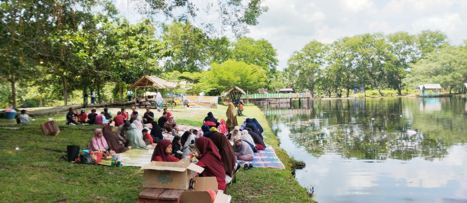 Warga berekreasi di Telaga Air Merah Desa Tanjung Tebingtinggi Barat, Kepulauan Meranti.