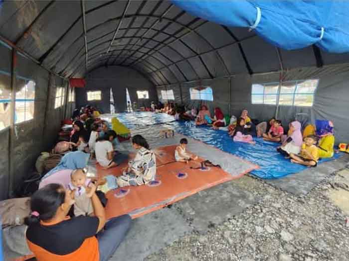 Warga Kampung Dosan, Kecamatan Pusako, masih bertahan di tenda pengungsian akibat tingginya intensitas hujan dalam beberapa hari terakhir, Sabtu (27/12/2025).