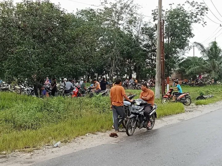 Masyarakat Desa Pesikaian, Kecamatan Cerenti mendatangi Kantor Desa Pesikaian untuk meminta penjelasan tentang desa mereka sebagai destinasi relokasi TNTN, Sabtu (27/12/2025).