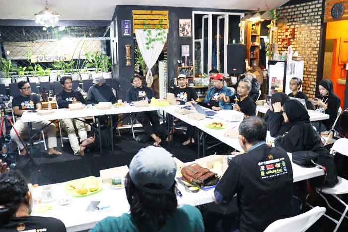 Kepala Suku Seni, Marhalim Zaini (tengah) saat berbicara dalam diskusi terpumpun tentang Teroka Arsip Seni Riau di Pekanbaru, pada Maret 2025 lalu.