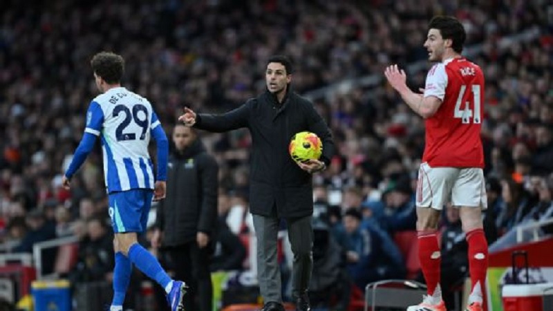 Arsenal mengalahkan tamunya Brighton 2-1 untuk kembali ke puncak klasemen Liga Premier.