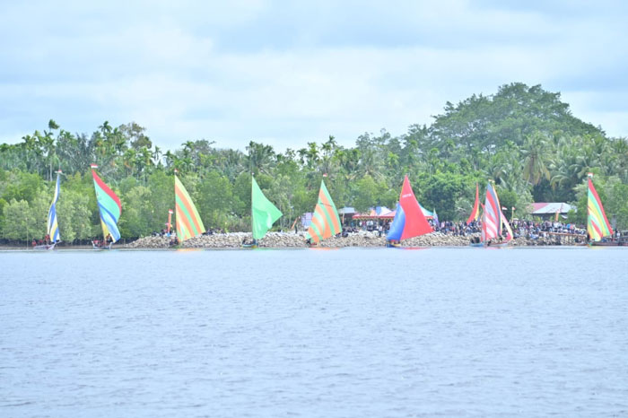 Festival Sampan Layar ke-79 diikuti puluhan peserta, di tengah cuaca mendukung menyelimuti selat Bengkalis diikuti puluhan peserta di pantai Desa Ketam Putih, Ahad (28/12/2026).