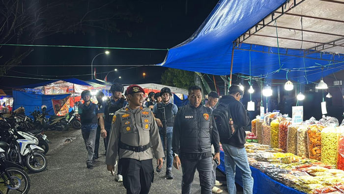Kasat Reskrim Polres Inhu, Iptu Adlin bersama personel saat patroli dan turun di tempat keramaian masyarakat di kawasan wisata Danau Raja Rengat, Sabtu (27/12/2025).