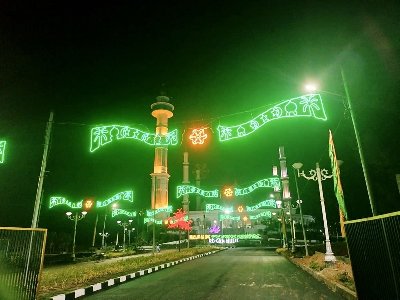 Suasana malam di Masjid Agung Islamic Centre (MAIC) Pasirpengaraian tampak tertata rapi dan bersih, diterangi lampu hias, Kamis (24/12/2025).