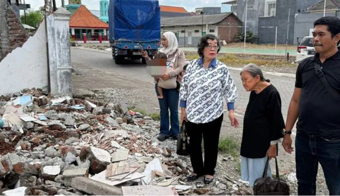 Nenek Elina yang diusir paksa oleh sekelompok laki-laki yang diduga dari ormas memandang rumahnya yang rata dengan tanah.
